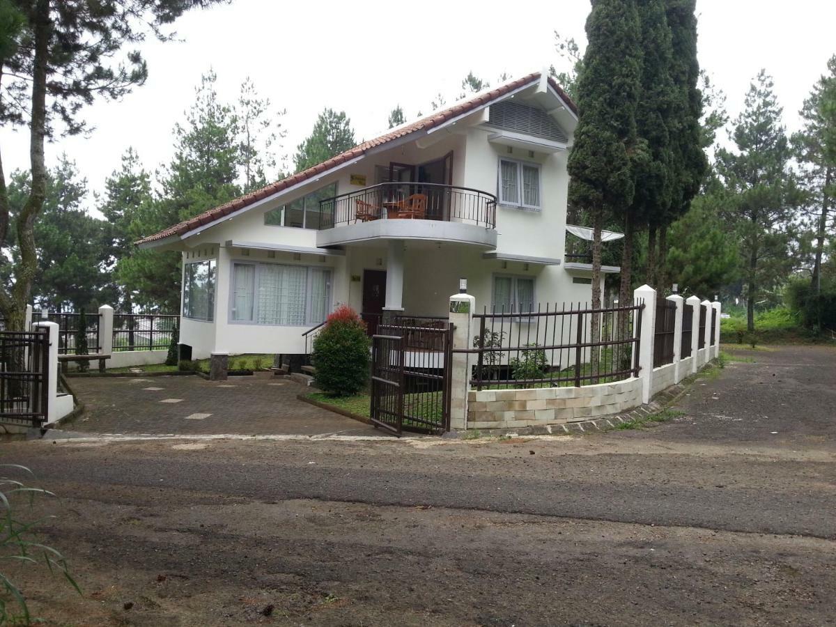 Villa 5Cemara Lembang Exterior photo